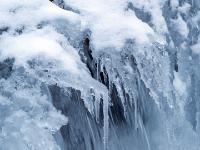 Über einer Wasserfallstufe im Lochgrabenbach ragen Eiszapfen hinaus